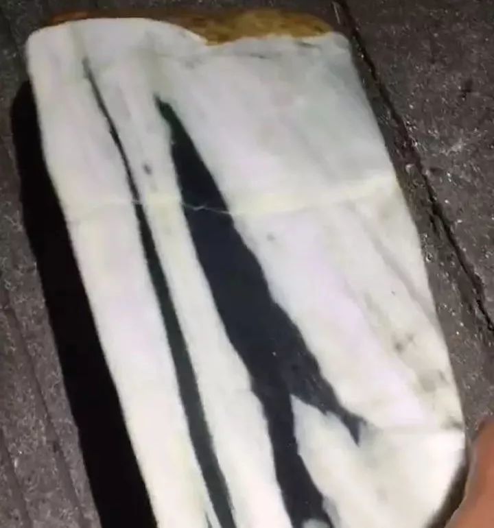 赌石为什么有十赌九输,花两万买的翡翠是不是真的