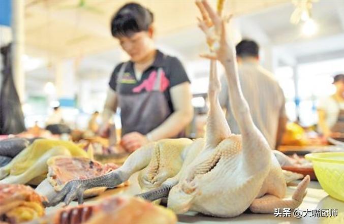 怎么辨别买的鸡是活鸡还是死鸡,买活鸡还是白条鸡好