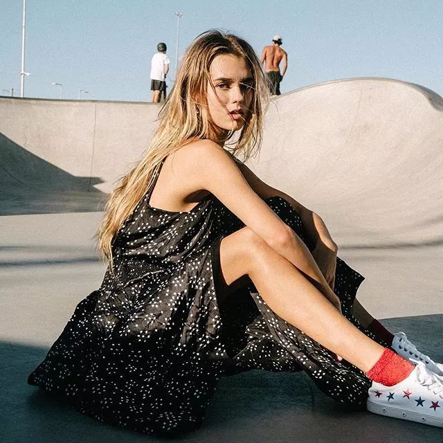 穿运动鞋为什么感觉不跟脚呢,穿运动鞋不提后跟显腿长吗