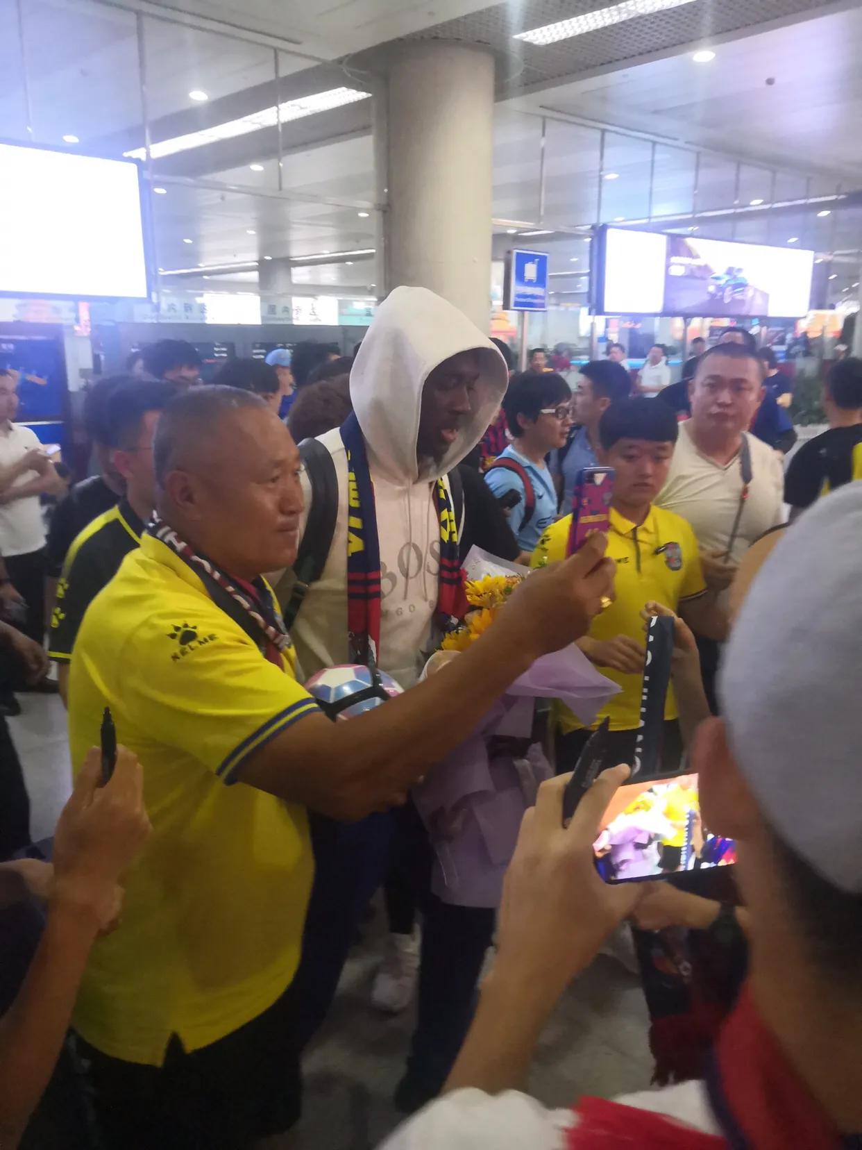 青岛足球亚亚图雷告别背后的故事,黄海青港签约亚亚图雷