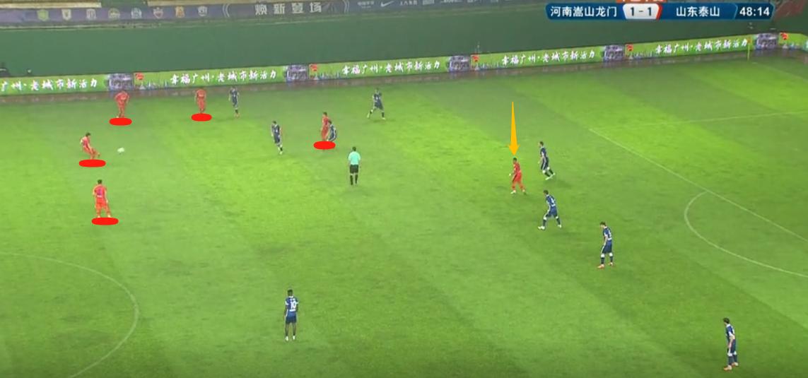 复盘：1-1背后是战术失败，中场拥挤+单前锋成郝伟最大败笔