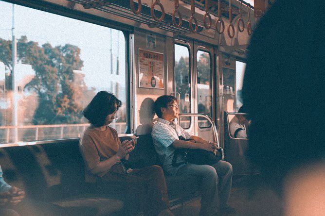 火车卧铺比硬座难买,火车硬卧为什么便宜