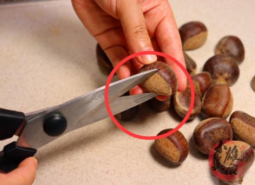 剥生板栗有小窍门一分钟剥一盘,圆板栗怎么剥壳简单方便