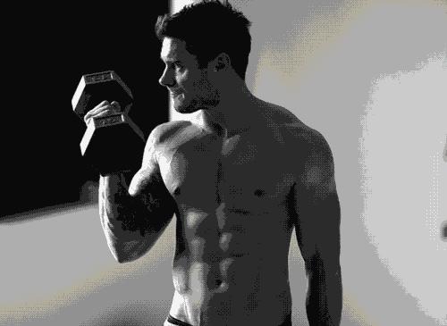 健身肌肉左右不对称怎么办,健身动作不标准肌肉会歪吗