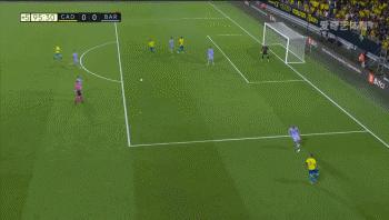 机智的布教授!95分钟场上竟出现2球!布斯克茨用球砸对手绝杀被毁