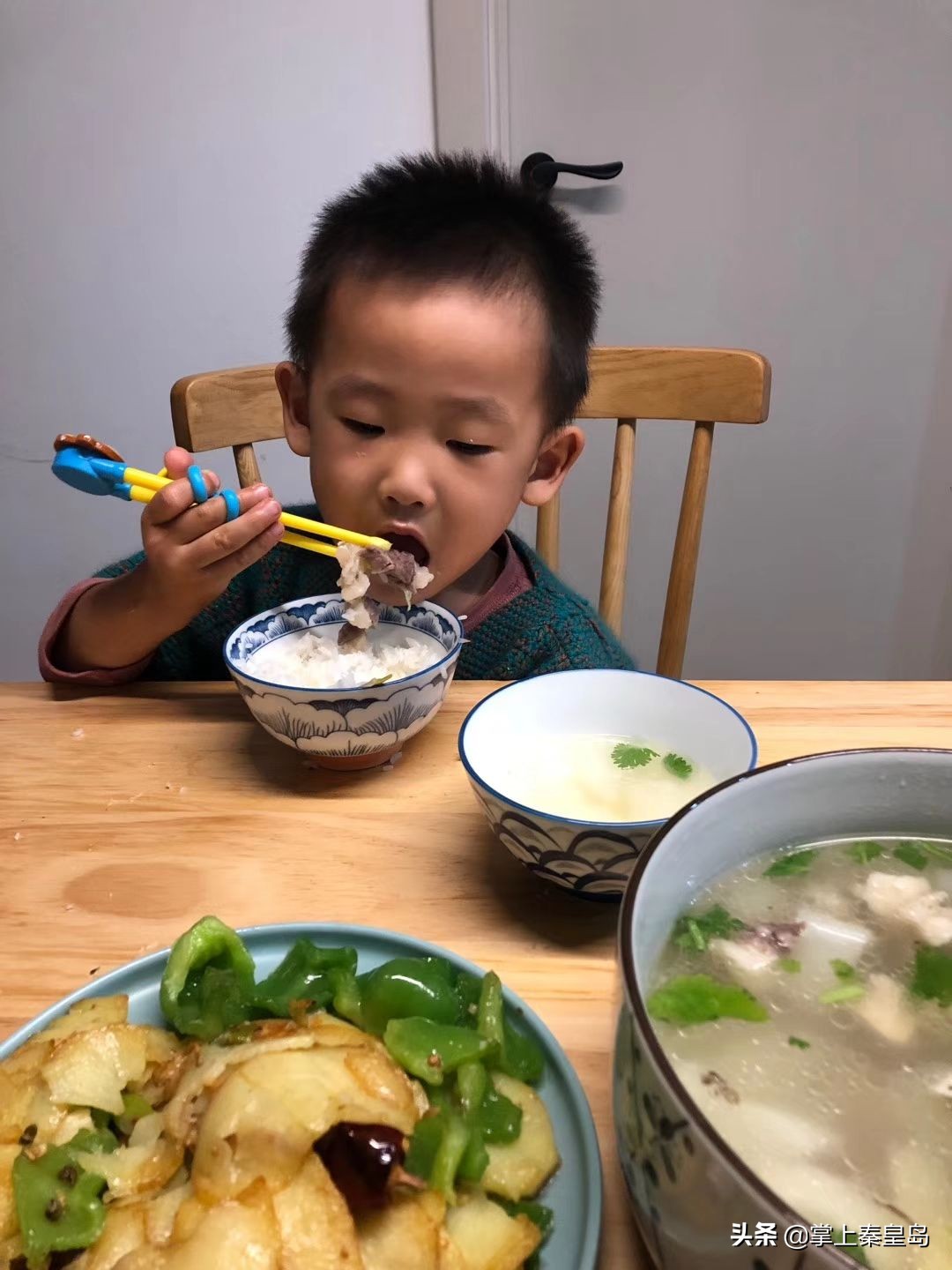 北漂夫妻辞职到北戴河开民宿，冬歇开“海货铺子”养大儿子