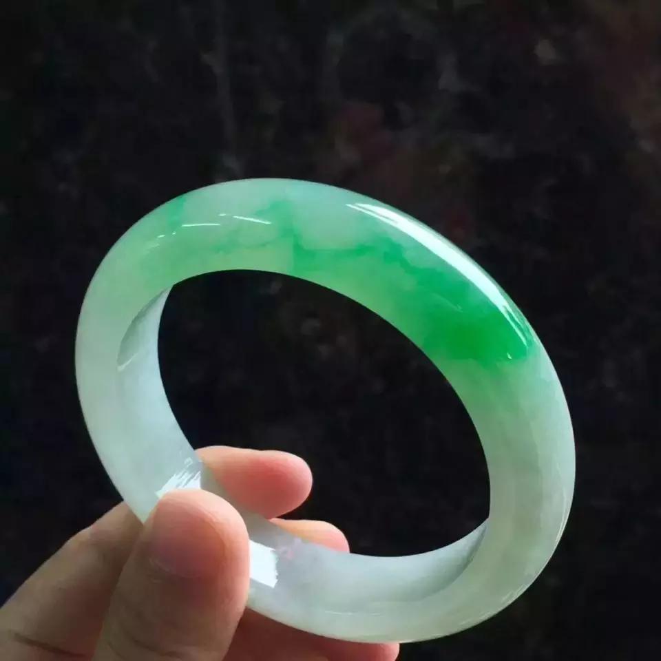 翡翠手镯摘不下来妙招,翡翠手镯自己取不下来怎么办