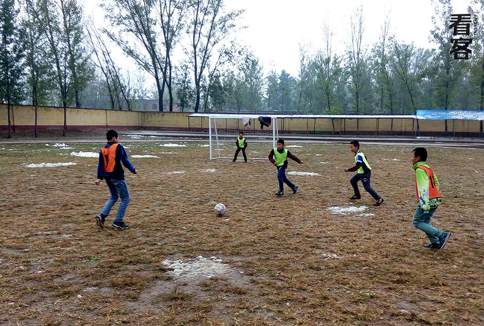 这支秘密发展的乡村足球队，拼命的令人肃然起敬