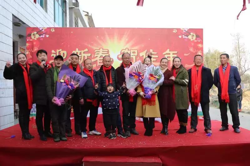 我筹备了村里有史以来第一场春节团拜会，连记者都吸引来了