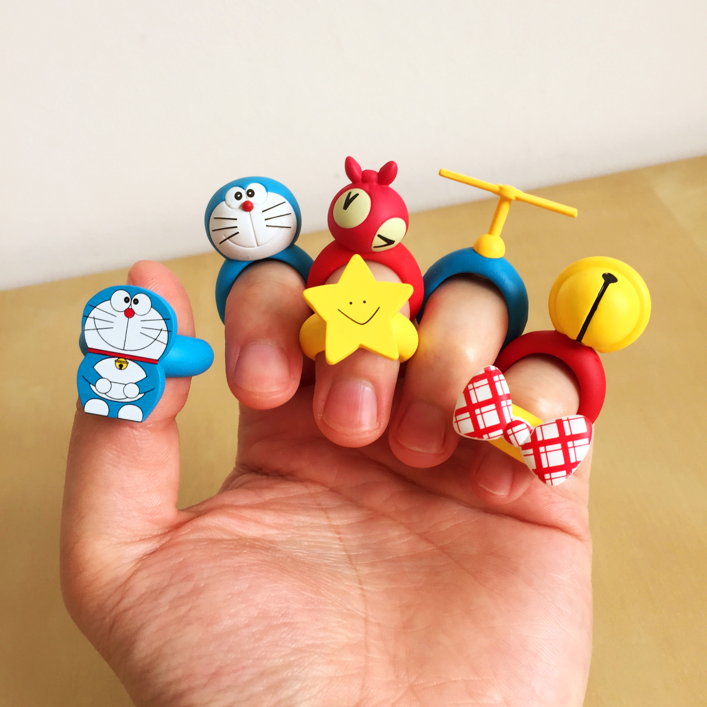 满满的《哆啦a梦》元素玩具戒指盒玩测评