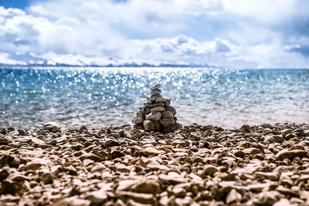 玛尼石凝固在石头上的信仰,玛尼石藏文