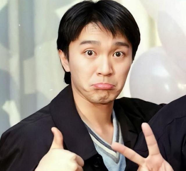 周星驰白发落泪视频,周星驰满头白发