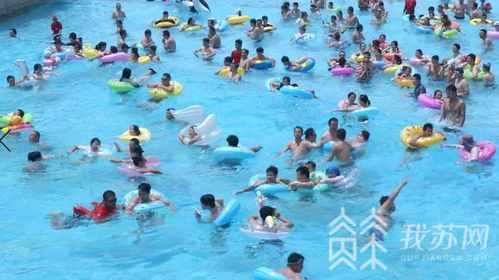 吉林水上乐园巨浪掀翻游客！身边的造浪池还能high吗