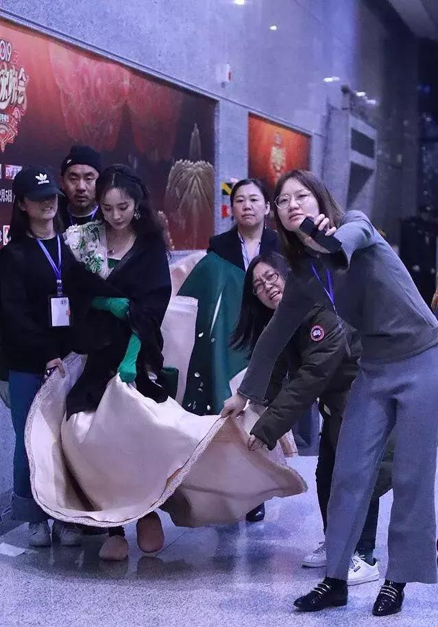 杨幂一身粉色修身礼服少女感十足,杨幂中国衣服