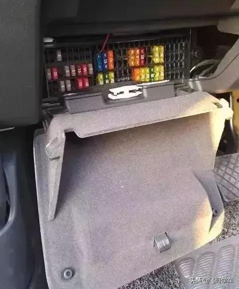 奥迪a6l2.5sa13保险丝在哪个位置,10款奥迪a6l保险丝盒在哪