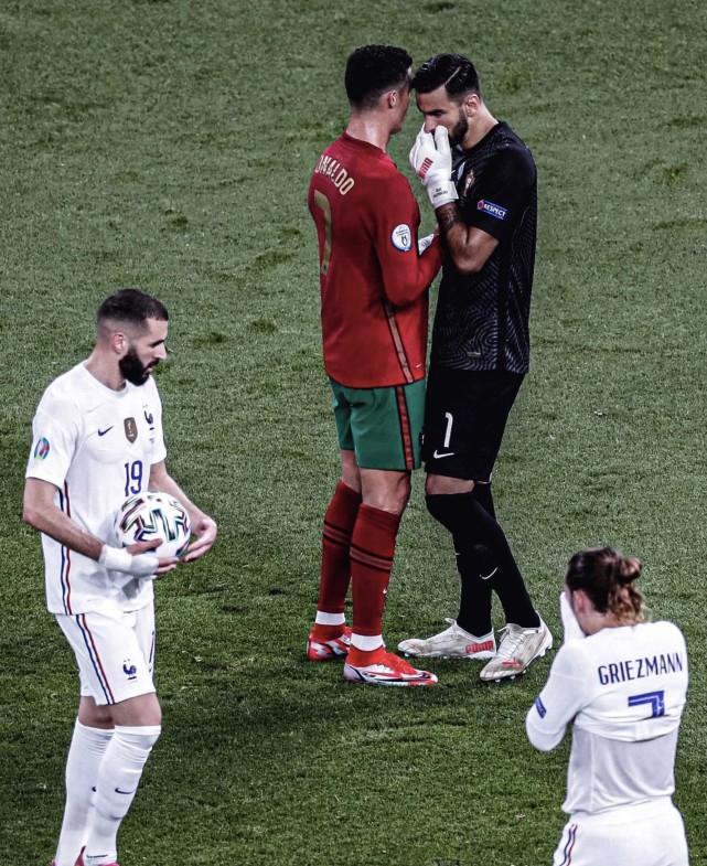 穆里尼奥下令后防重建刻不容缓,穆里尼奥c罗球员通道决裂