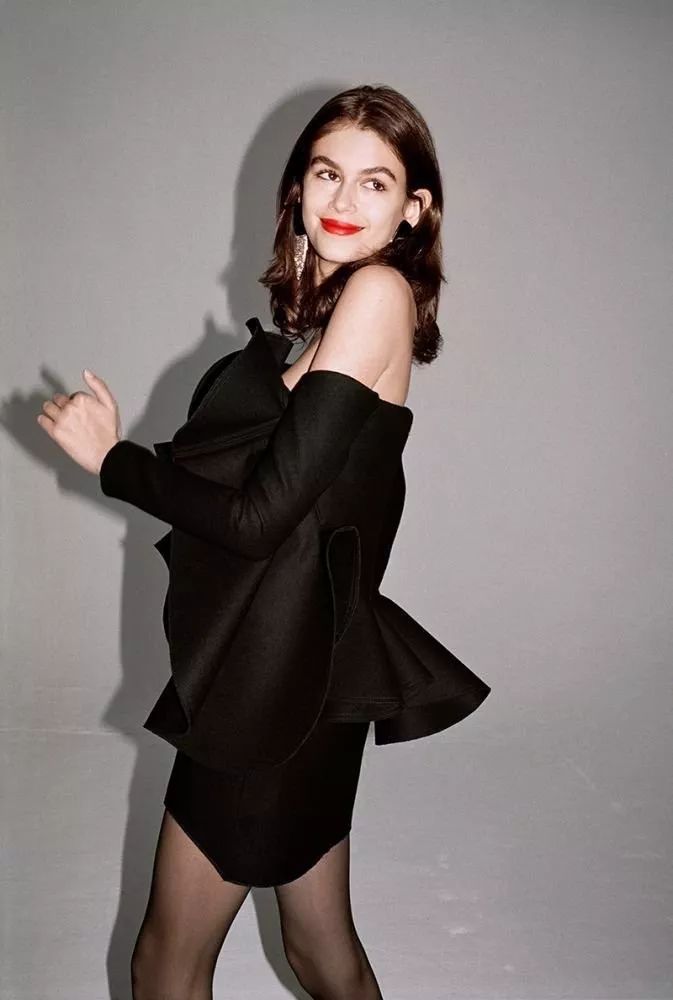 那个卖口红的YSL,教会女孩不色情的穿黑*袜丝**