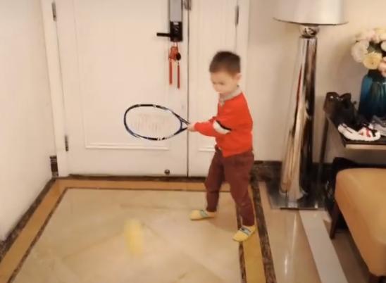 谢杏芳带儿子户外打网球,谢杏芳带孩子看林丹练球