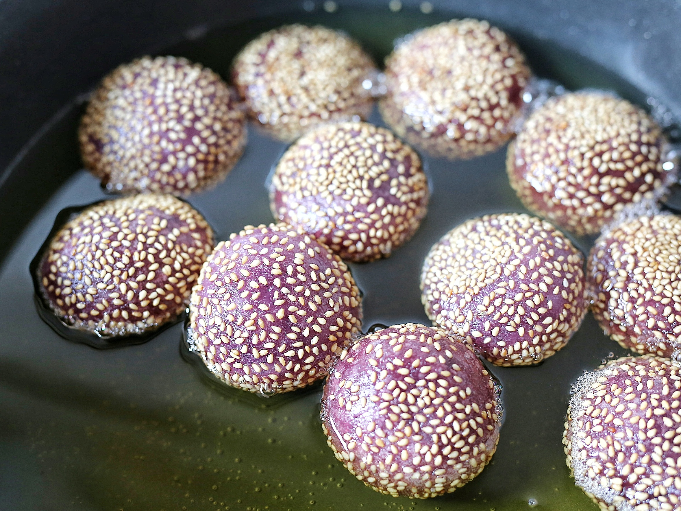 空心大麻球的炸制过程关键是什么,麻球怎么炸才又大又松又不瘪