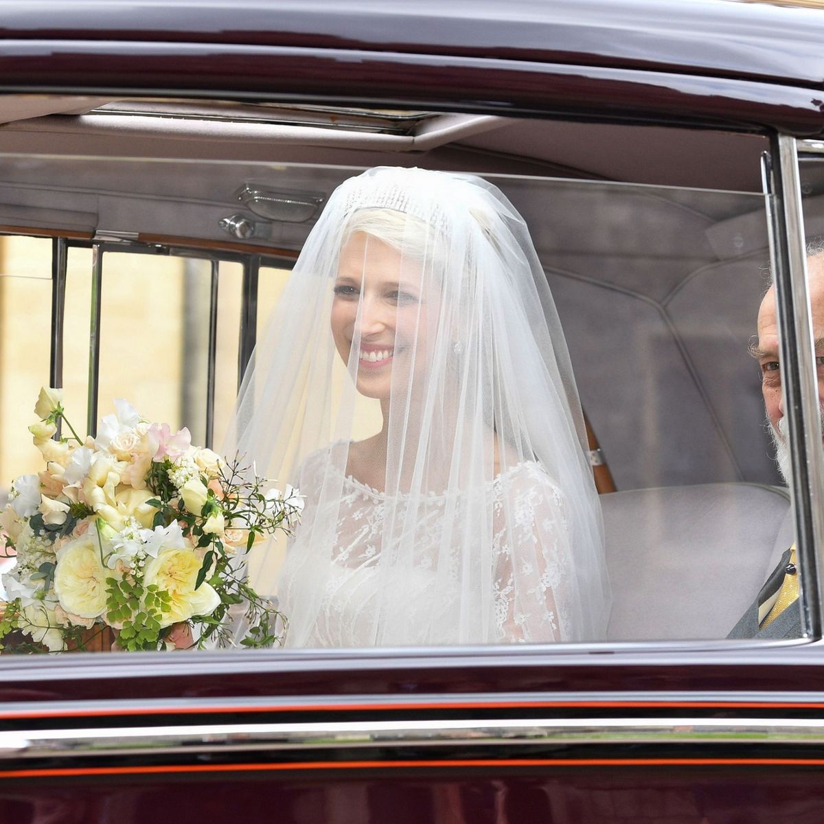 看了这些王室婚礼，原来王妃们佩戴头纱的方式，可谓百花齐放啊