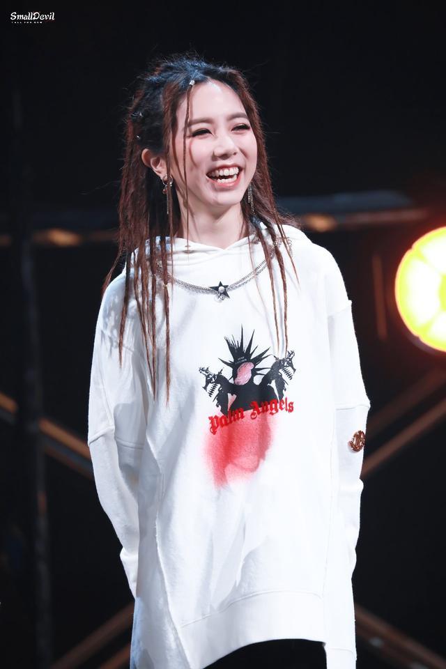 邓紫棋推荐的补水步骤 (邓紫棋使用什么粉底色好)