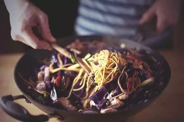 锅糊了满屋油烟怎么办,不粘锅菜锅烧糊了怎么办