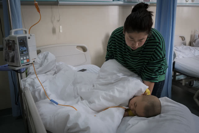 “妈妈，只要不疼，我这条腿就不要了”，女孩截肢后还想照顾妈妈