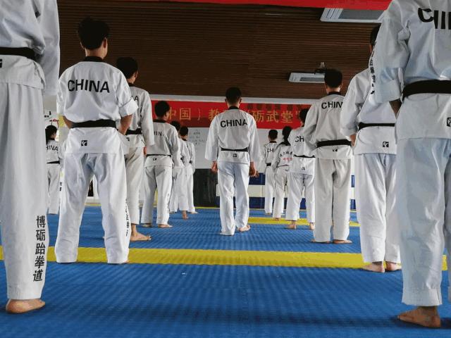 花式压腿训练,老师压腿训练