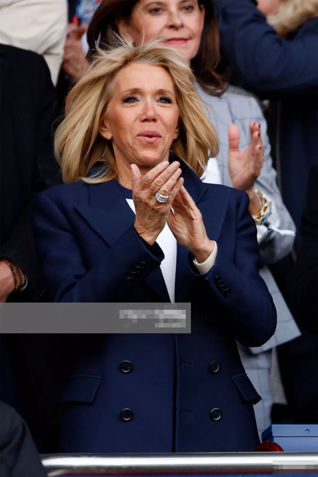 66岁法国第一夫人陪老公看球,双手抱胸气场足,马克龙竟变成陪衬