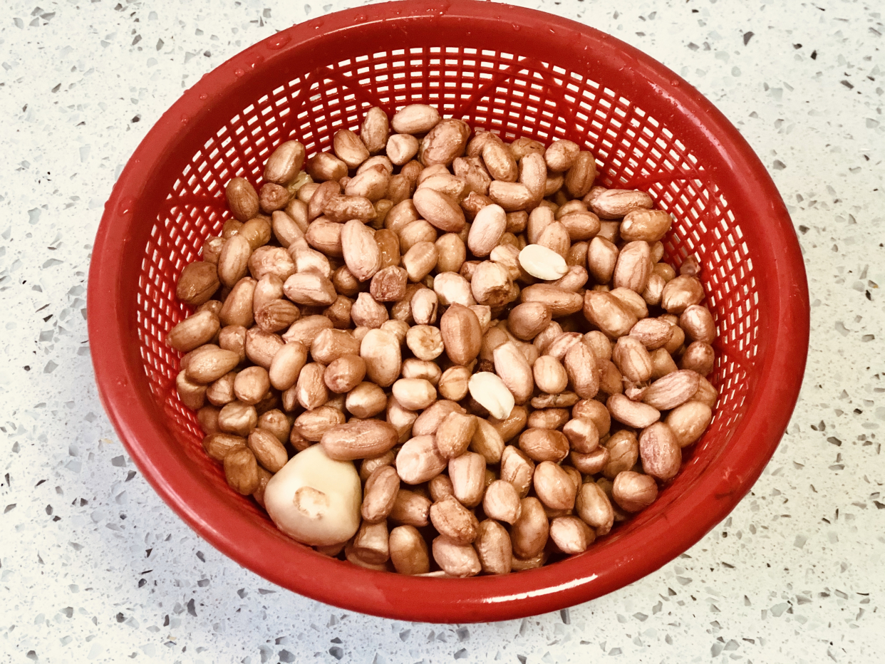 炸花生米，控制不好时间怎么办？多加“一物”，再也不担心炸糊了