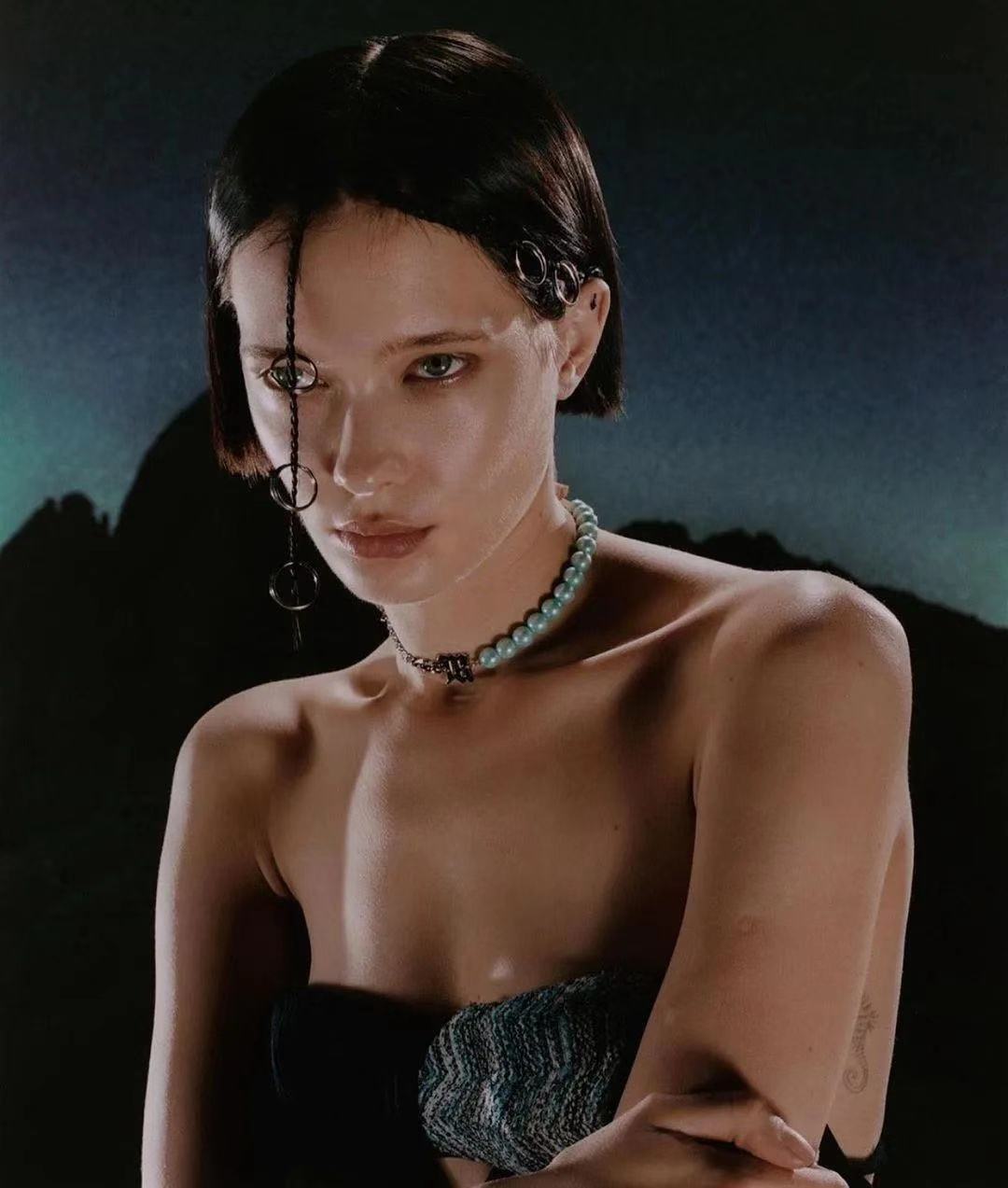 快成主流的“亚逼”,是一个___词?