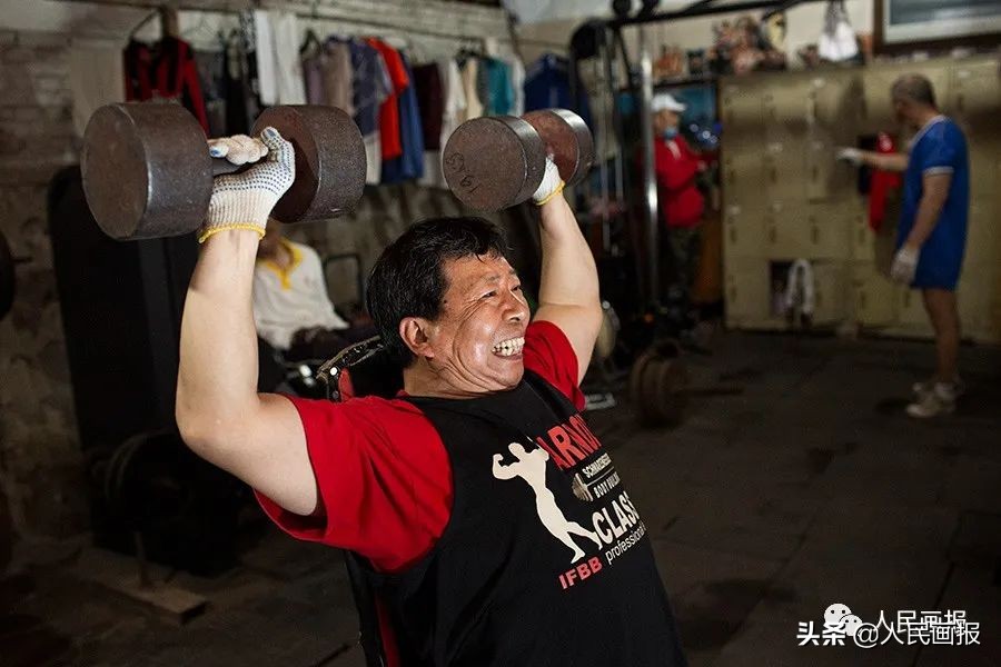 年纪最大超80岁？组图看北京二七机车厂里的“健身大爷们”