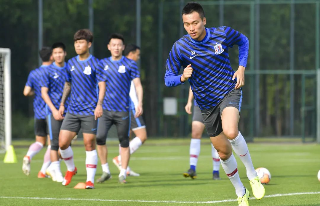 李帅：“小曹紧张得9点就睡了。”曹赟定：“这么紧张我疯啦？”