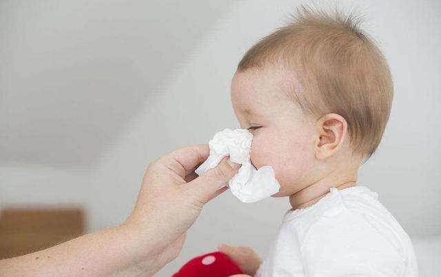 宝宝频繁打喷嚏是过敏性鼻炎吗,经常打喷嚏的宝宝