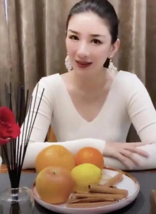 黄奕颜值天花板时刻,黄奕被嘲脸肿不像样