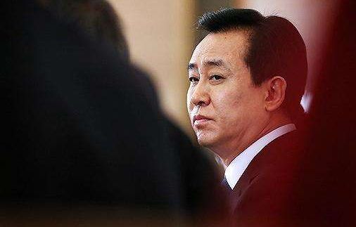 首富许家印携妻子返乡,首富许家印陪96岁父亲