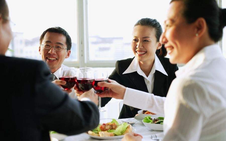 怎么在酒桌上被人高看一眼,酒桌上说的话不能让第三个人知道