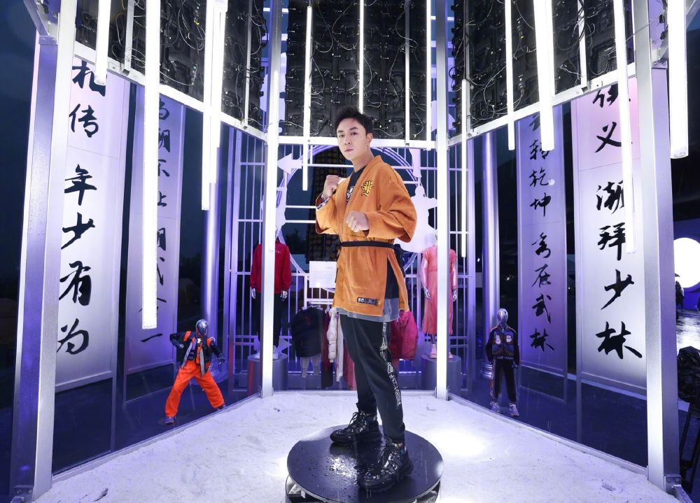 易烊千玺弟弟易烊昱华走秀,易烊千玺弟弟走秀