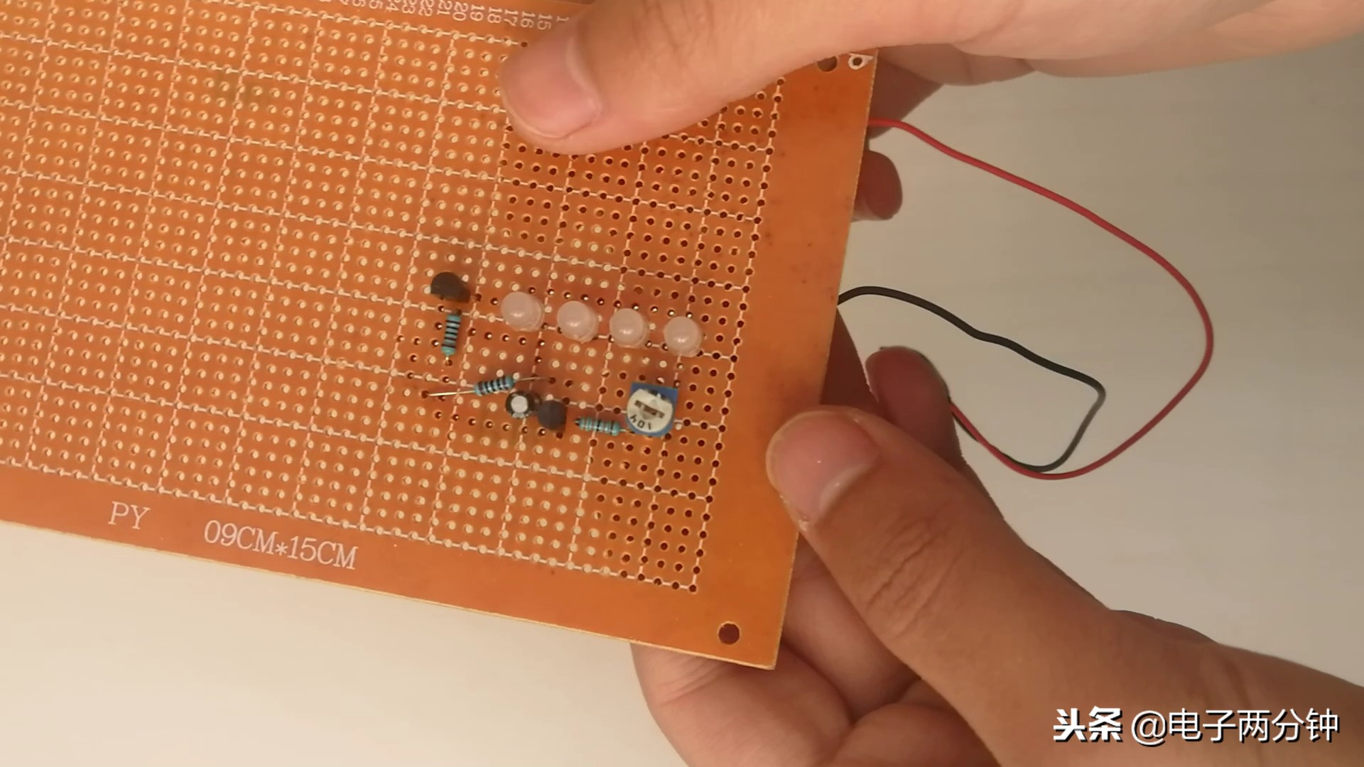 设计一个亮1秒灭2秒的闪烁电路,设计一个简单电路图并说明原理