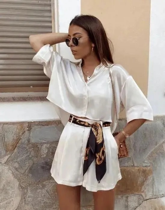 丝巾有什么时髦的使用方法,夏天系丝巾怎样发朋友圈