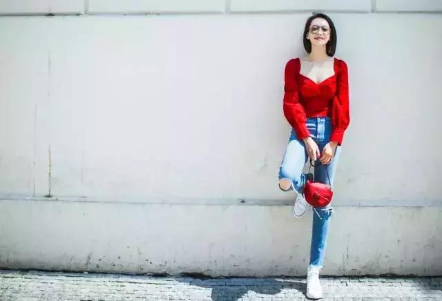 2018年冬季最流行的颜色，“红梨色”显得尤为突出，呼声很高