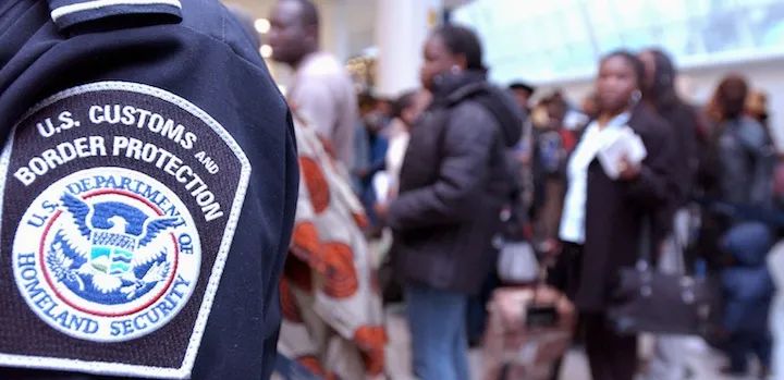 怎么避免过海关被关小黑屋,入境被关小黑屋是为什么呀