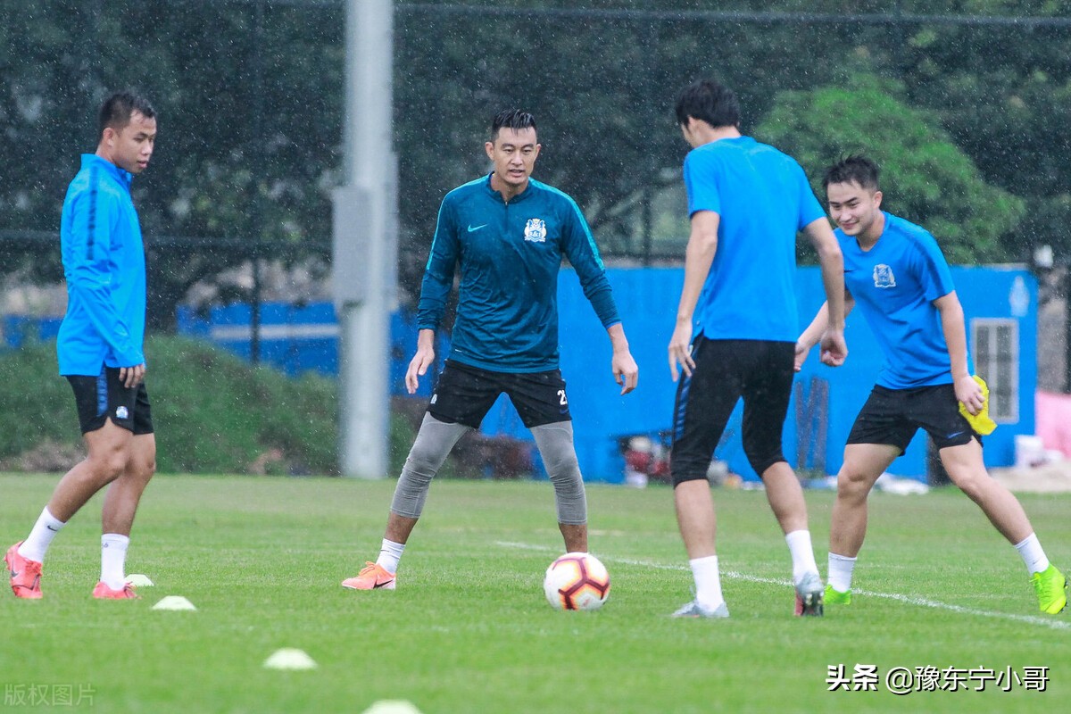 这名门将不简单，竟然客串后卫出场，想当初也是建业的门神