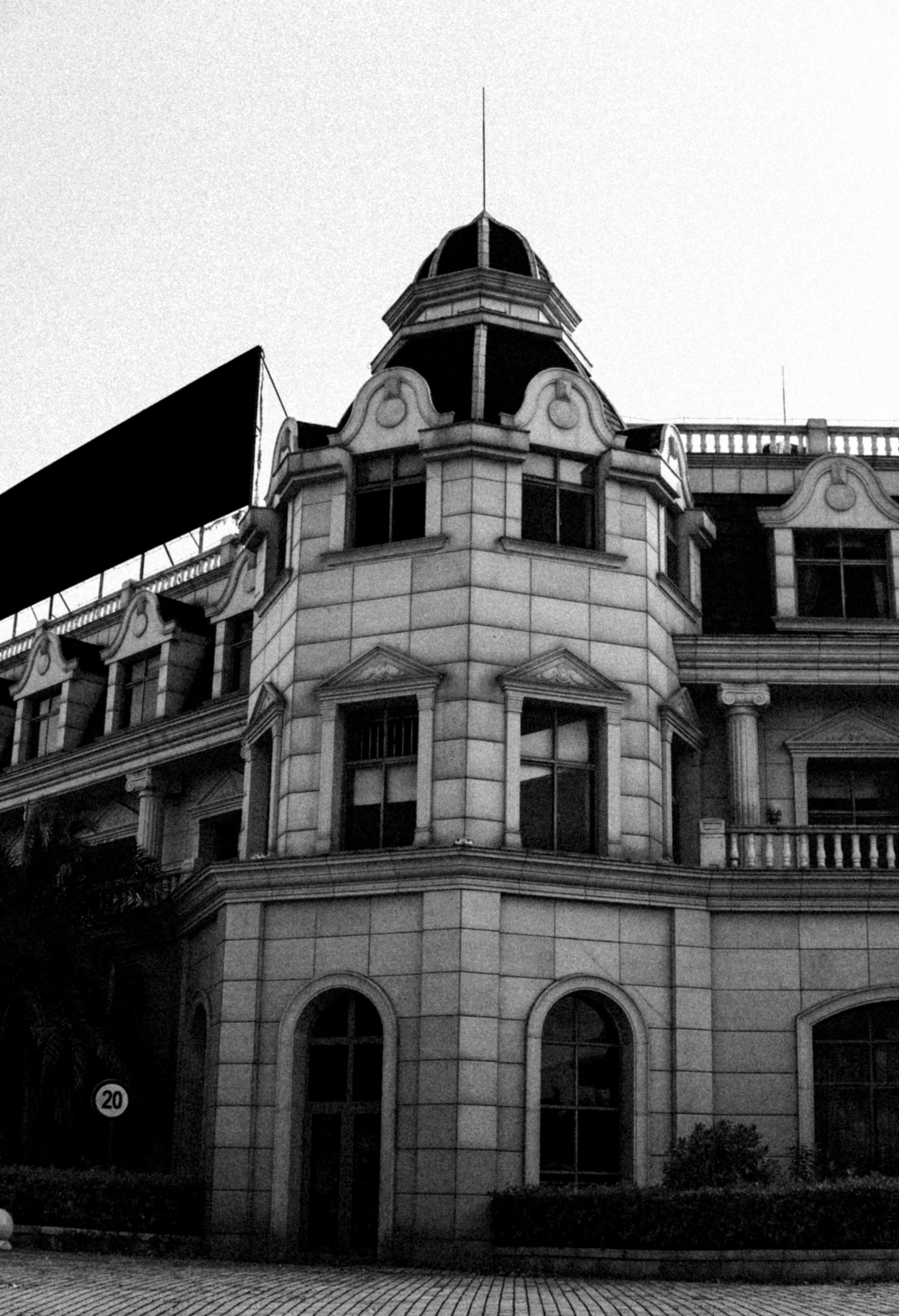 开着曾经的最美大众探寻废弃城堡，如今B6迈腾还值得购买吗？