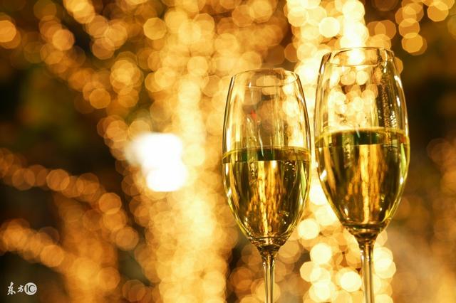 小说：她跟侍女换了衣服，偷偷溜出家门，总裁却邪魅一笑要教训她