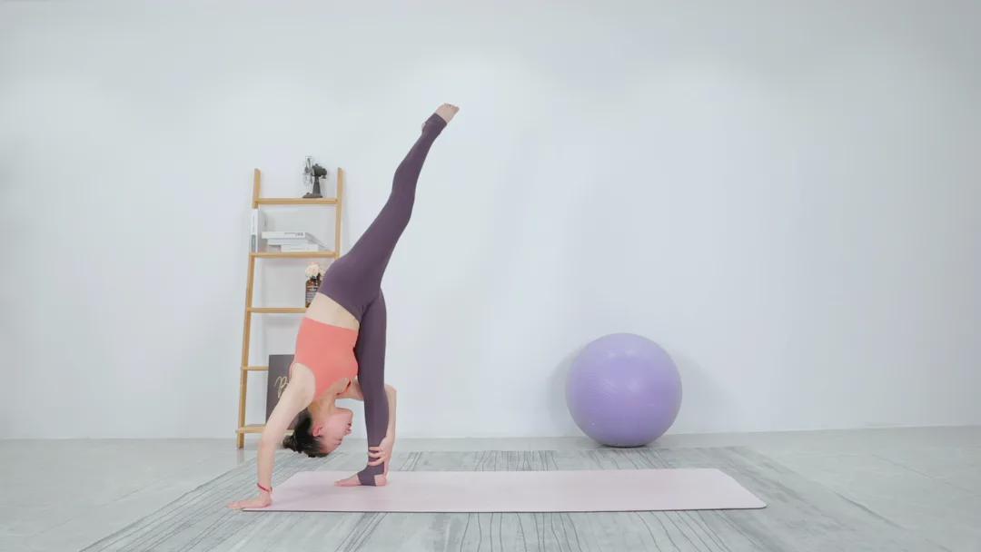 张钧甯素颜现身被*拍偷**！憔悴形象非常瘦，一双大长腿撑不满裤管