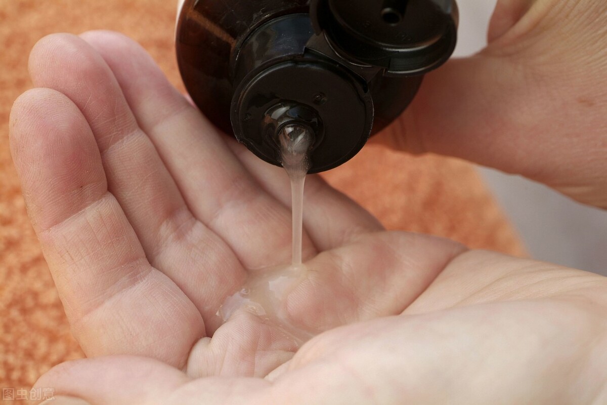 女性头顶脱发的原因和治疗方法,头顶脱发的原因和解决方法