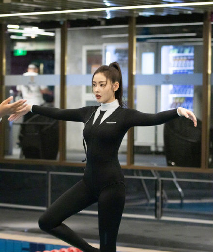 张天爱黑色连体衣超显瘦,张天爱白色西装造型小又美又飒