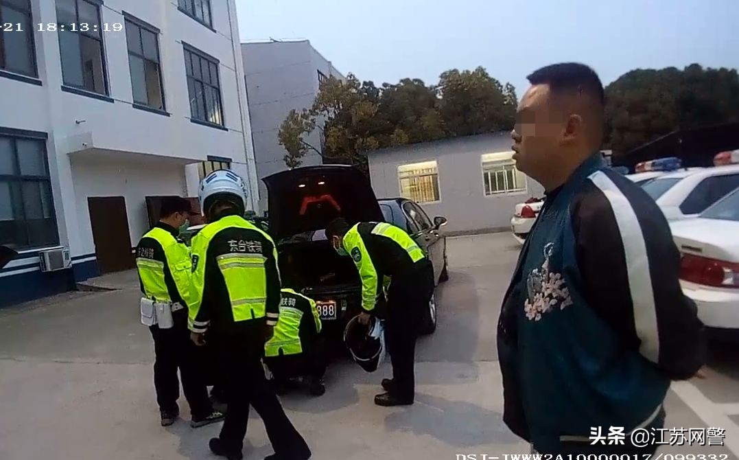 江苏盐城：盐城一辆尾号688的宾利车，因为车主一个“招呼”，这下真的“886”了