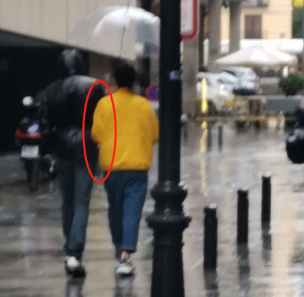 杨烁携家人出游夫妻同框似两辈人,杨烁陈赫